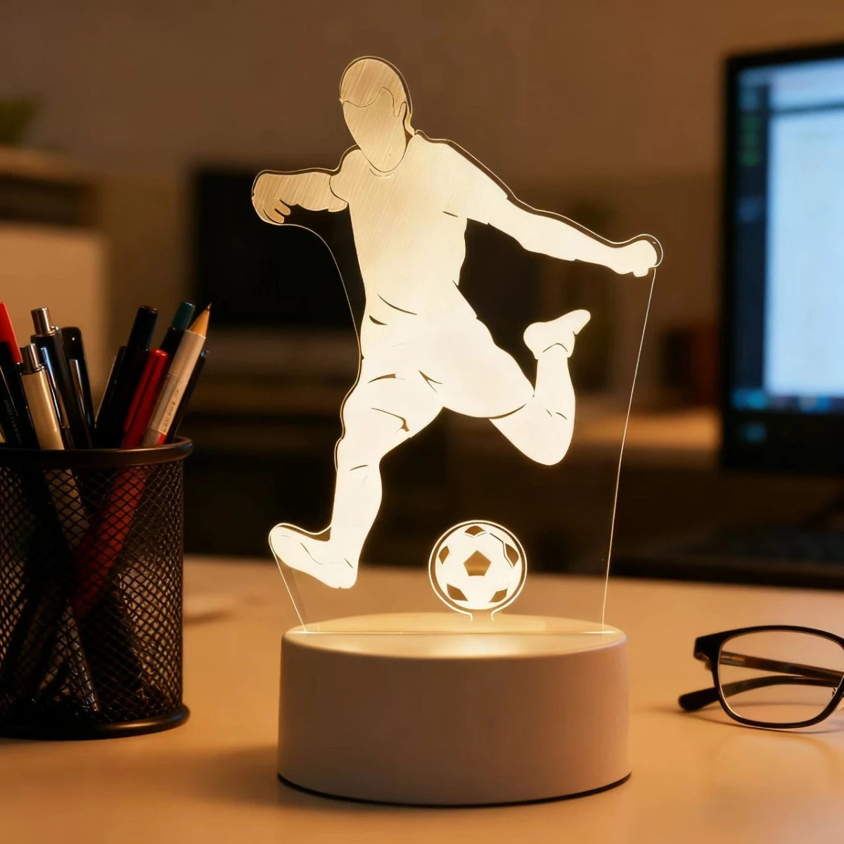 3D настольная лампа в виде футбольного игрока с мячом - подарок для любителя спорта | LUMORA